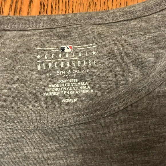 Like new genuine merchandise by fifth and Ocean, Chicago Cubs MLB T-shirt - Picture 2 of 10